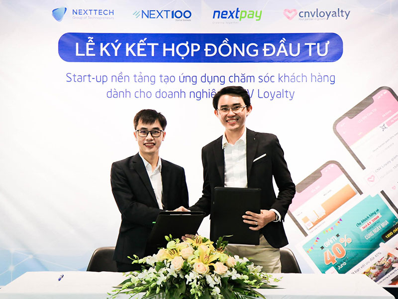 Ông Nguyễn Hữu Tuất - CEO NextPay và ông Nguyễn Tuấn Phú - Founder & CEO CNV Loyalty trong Lễ ký kết hợp đồng đầu tư.