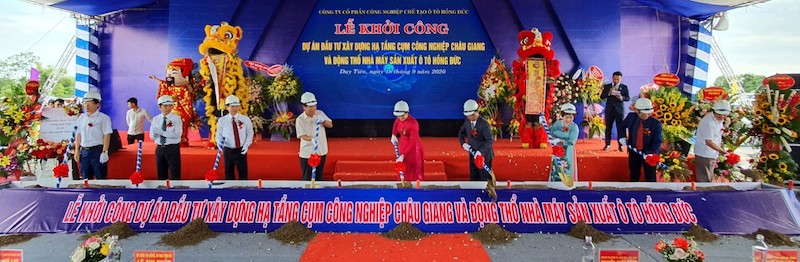 Các đại biểu thực hiện nghi thức khởi công, động thổ 2 Dự án.