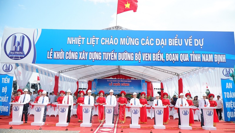 Các đại biểu ấn nút khởi công Dự án tuyến đường bộ ven biển, đoạn qua tỉnh Nam Định.