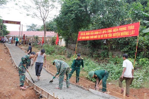 Cán bộ, đoàn viên đoàn kinh tế QP 5 thực hiện phong trào xây dựng NTM tại xã Tén Tằn, huyện Mường Lát. Ảnh: Khánh Trình