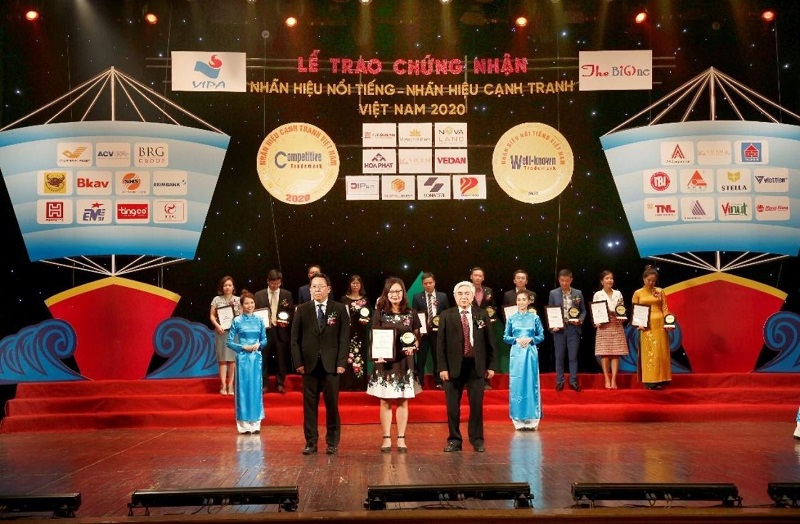 Bà Trần Tuyết Nhung, Phó Tổng Giám đốc Tập đoàn BRG nhận chứng nhận “Top 10 Nhãn hiệu nổi tiếng nhất Việt Nam 2020”.