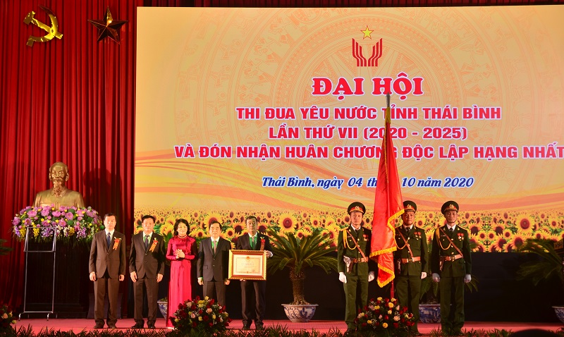 Phó Chủ tịch nước Đặng Thị Ngọc Thịnh trao Huân chương Độc lập hạng Nhất cho tỉnh Thái Bình tại Đại hội thi đua yêu nước tỉnh Thái Bình lần thứ VII.
