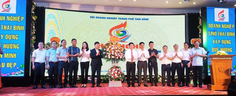 Lãnh đạo Thành ủy, HĐND, UBND TP Thái Bình tặng hoa chúc mừng Hội doanh nghiệp Thành phố nhân Ngày doanh nhân Việt Nam 13-10.