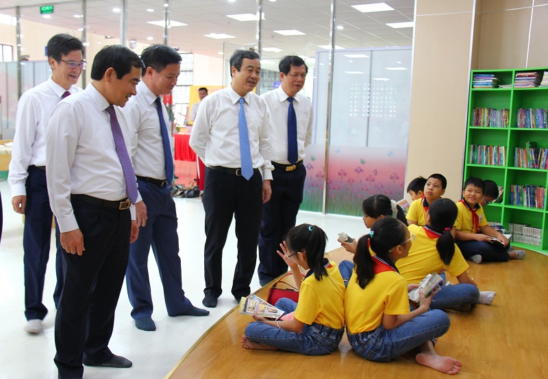 Lãnh đạo tỉnh Thái Bình thăm quan không gian đọc của Thư viện khoa học tổng hợp tỉnh Thái Bình.