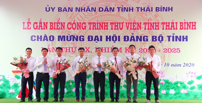 Lãnh đạo tỉnh Thái Bình tặng hoa chúc mừng các nhà thầu thi công công trình thư viện tỉnh Thái Bình.