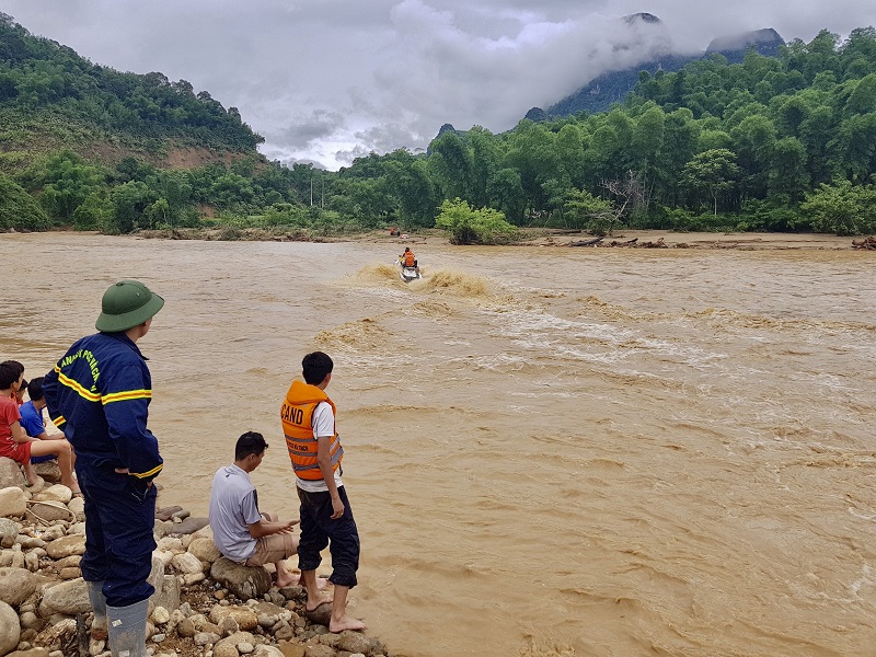 Lực lượng cứu trợ tiếp lương thực cho bà con bản Sa Na, xã Na Mèo, huyện Quan Sơn (ngôi bản bị xoá sổ do lũ ống năm 2019).
