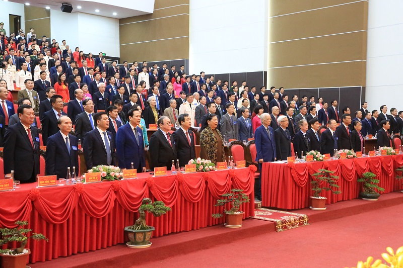 Các đại biểu thực hiện nghi thức chào cờ trước khi khai mạc Đại hội Đảng bộ tỉnh Thái Bình lần thứ XX, nhiệm kỳ 2020 - 2025.
