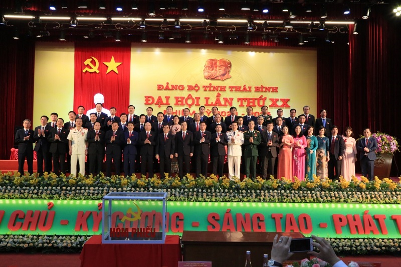 Ban Chấp hành Đảng bộ tỉnh Thái Bình khoá XX, nhiệm kỳ 2020 - 2025 ra mắt Đại hội.
