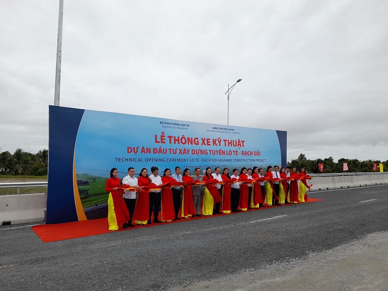 Phó Thủ tướng Thường trực Chính phủ Trương Hòa Bình cắt băng tại Lễ thông xe kỹ thuật Dự án đầu tư xây dựng tuyến Lộ Tẻ- Rạch Sỏi.