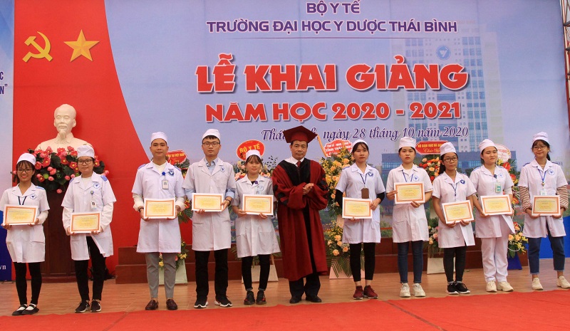 PGS.TS, Hiệu trưởng trường đại học Y dược Thái Bình Hoàng Năng Trọng trao học bổng cho các sinh viên có thành tích xuất sắc.