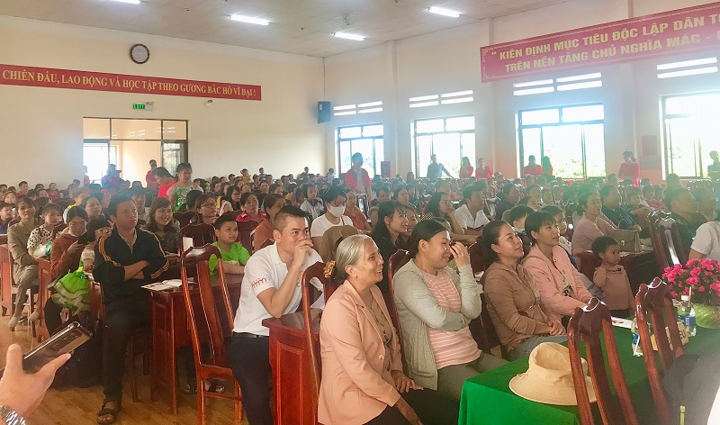 Hàng trăm phụ huynh, cán bộ mầm non cùng các em thiếu nhi Đắk Lắk đã tham dự chương trình giáo dục cộng đồng về làm cha mẹ “Sinh Con, Sinh Cha” vào ngày 24/10.
