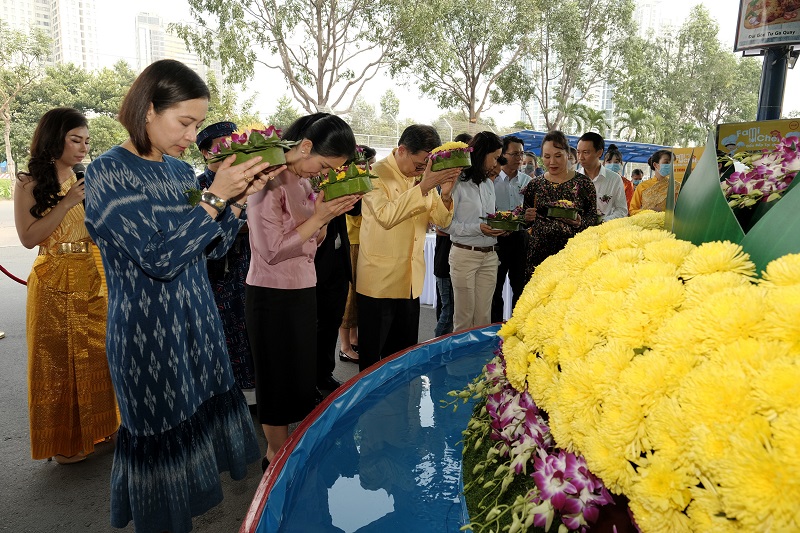 Các khách mời trong buổi lễ khai mạc làm nghi lễ thả đèn Loy Krathong