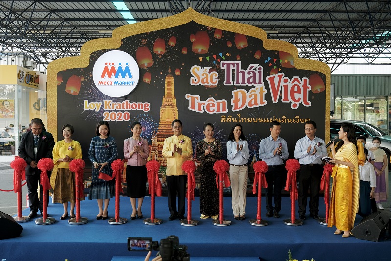 Các đại biểu thuộc đại diện của nhà nước, chính phủ, doanh nghiệp, hiệp hội của Việt Nam và Thái Lan cắt băng khai mạc chương trình Sắc Thái trên đất Việt.