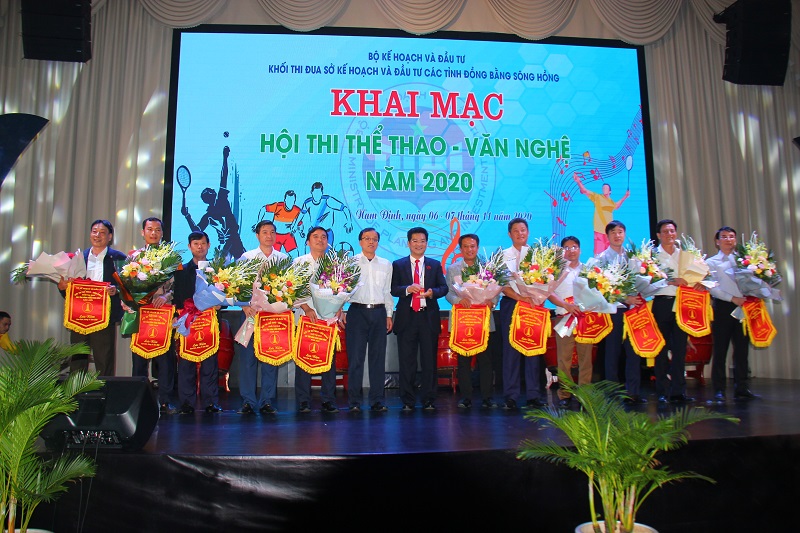 Lãnh đạo Bộ KH&ĐT cùng lãnh đạo Sở KH&ĐT Nam Định trao cờ và hoa chúc mừng 11 đội tham gia Hội thi Thể thao - Văn nghệ.