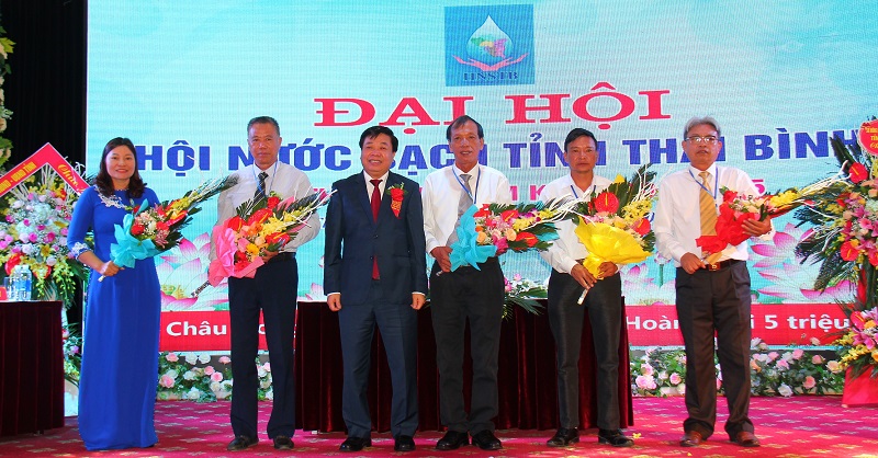 Phó Chủ tịch thường trực UBND tỉnh Thái Bình Nguyễn Quang Hưng tặng hoa Ban chấp hành Hội nước sạch tỉnh Thái Bình tại Đại hội Hội nước sạch tỉnh Thái Bình lần thứ II, nhiệm kỳ 2020-2025.