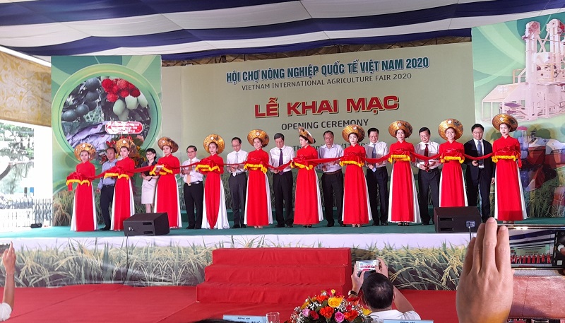 Đại biểu cắt băng khai mạc Hội chợ Quốc tế Việt Nam tại Cần Thơ.