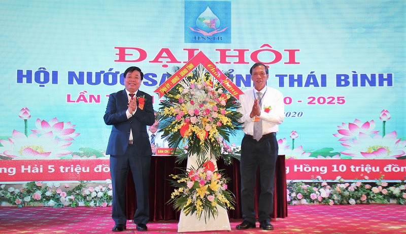 Phó Chủ tịch thường trực UBND tỉnh Thái Bình Nguyễn Quang Hưng tặng hoa Chúc mừng Đại hội Hội nước sạch Thái Bình lần thứ II, nhiệm kỳ 2020-2025.