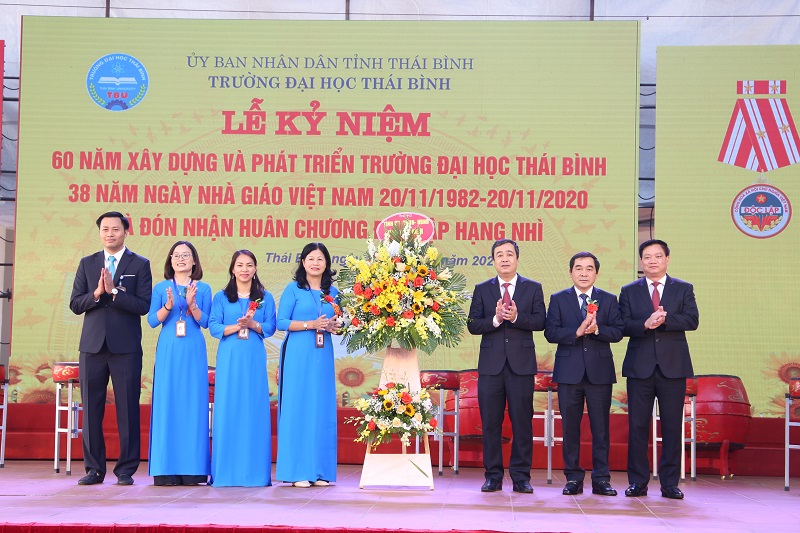 Lãnh đạo Tỉnh ủy, HĐND, UBND tỉnh Thái Bình tặng hoa chúc mừng Đại học Thái Bình nhân kỷ niệm 60 năm thành lập và đón nhận Huân chương Độc lập hạng Nhì.
