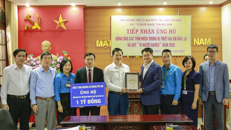 SEV ủng hộ 1 tỷ đồng trong tổng số 5 tỷ đồng Samsung Việt Nam ủng hộ cho đồng bào miền Trung.