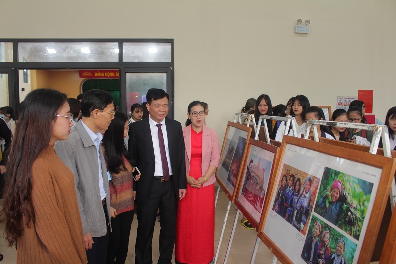 Các đại biểu và sinh viên tham quan triển lãm ảnh và tư liệu.