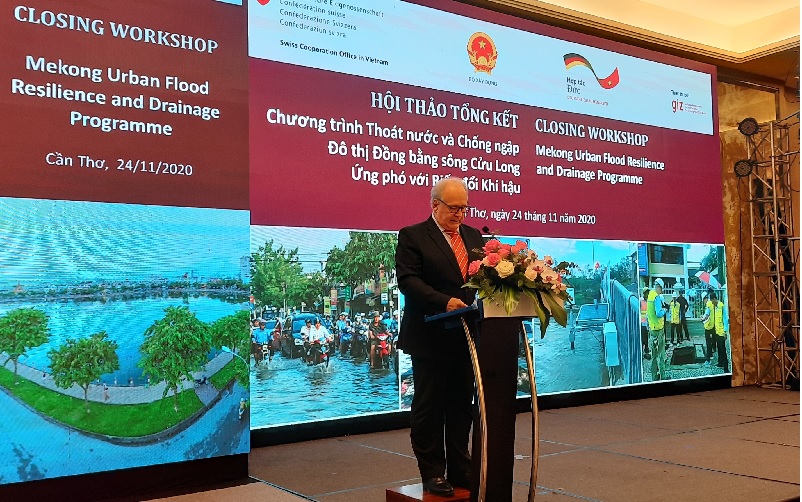 Ông Tim McGrath - Giám đốc Chương trình  thoát nước và chống ngập đô thị ĐBSCL ứng phó với biến đổi khí hậu, phát biểu tại Hội thảo.