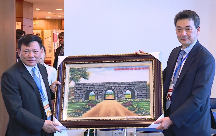 Thay mặt đoàn công tác, ông Nguyễn Văn Thi tặng quà lưu niệm ngài Phó Đại sứ Nhật Bản Shinichi Asazuma.
