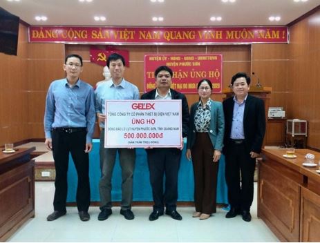 Ngày 10.11.2020, đại diện GELEX trao số tiền ủng hộ đồng bào lũ lụt, sạt lở huyện Phước Sơn, tỉnh Quảng Nam.