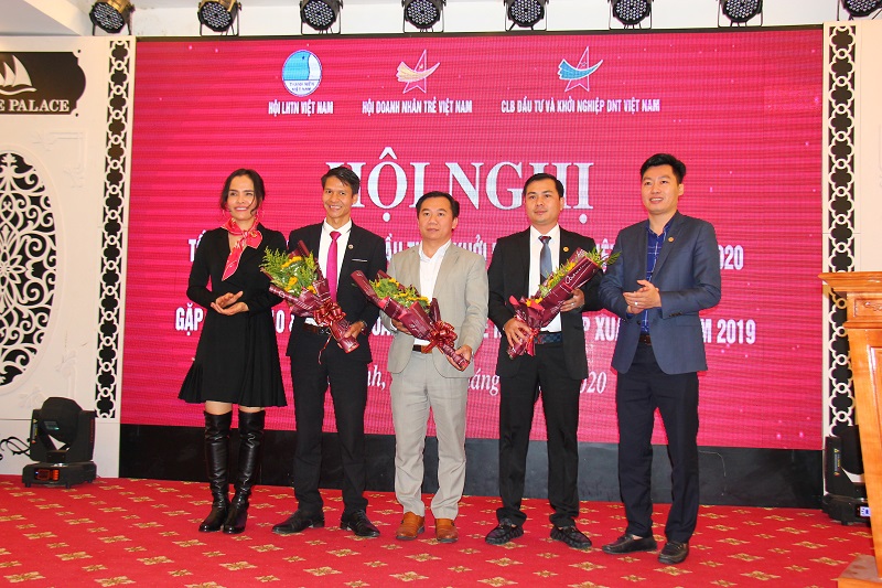 Các ủy viên Ban chấp hành CLB Đầu tư và khởi nghiệp doanh nhân trẻ Việt Nam được kiện toàn ra mắt Hội nghị.