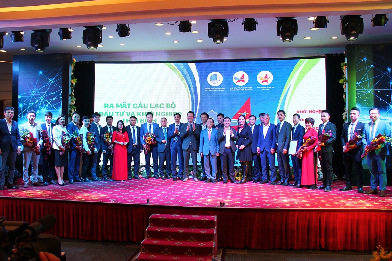 Hội doanh nhân trẻ Việt Nam, các doanh nhân Sao Đỏ, lãnh đạo tỉnh chúc mừng sự ra mắt của CLB Đầu tư và  khởi nghiệp tỉnh Thái Bình
