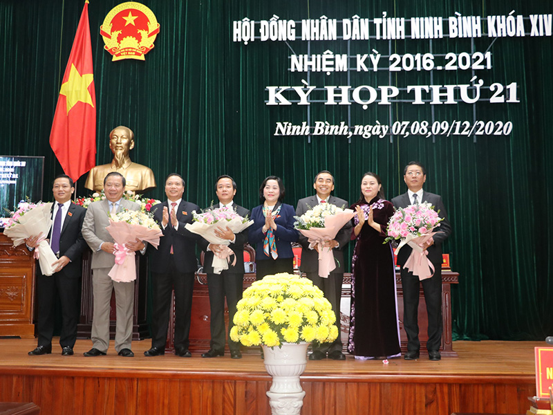 Lãnh đạo Trung ương và tỉnh Ninh Bình tặng hoa chúc mừng các đồng chí hoàn thành nhiệm vụ và các đồng chí được bầu giữ các chức danh Chủ tịch và Phó chủ tịch UBND tỉnh Ninh Bình.