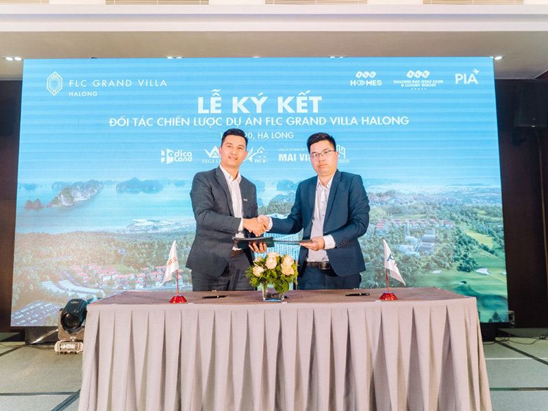 Đại diện FLC Homes và đại diện Công ty Cổ phần Tập đoàn PIA ký kết hợp tác chiến lược phân phối Dự án FLC Grand Villa Halong.
