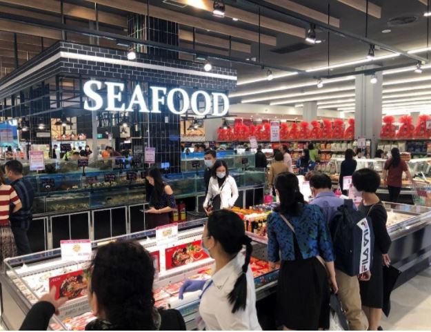 Quầy thuỷ hải sản tại siêu thị AEON - Hải Phòng Lê Chân thu hút sự quan tâm của khách hàng
