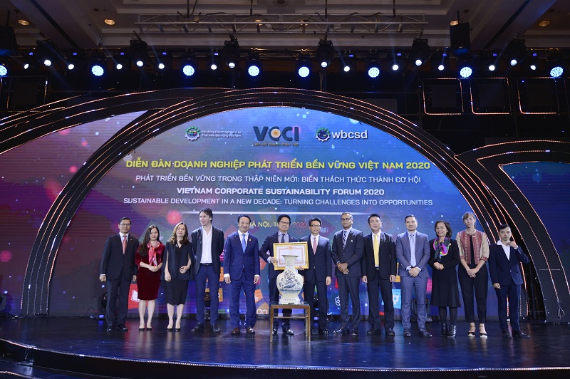 Đại diện Unilever (thứ tư từ phải sang) - Ông Đỗ Thái Vương - đồng thời là Phó Chủ tịch Ban thường trực Hội đồng doanh nghiệp vì sự Phát triển bền vững Việt Nam (VBCSD) cùng các đơn vị đón nhận Bằng khen của Thủ tướng cho VBCSD.