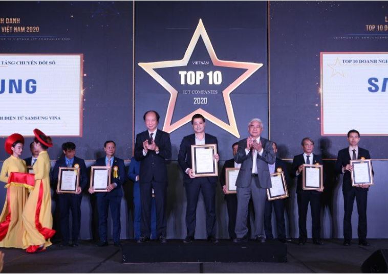 Ông Nguyễn Quang Long, Giám đốc kinh doanh khối khách hàng doanh nghiệp  thiết bị di động công ty Điện tử Samsung Vina lên nhận giải.