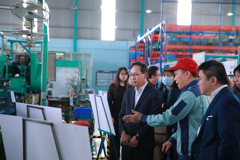Tổng giám đốc Samsung Việt Nam Choi Joo Ho đi thăm các doanh nghiệp nhận được sự hỗ trợ cải tiến sản xuất của Samsung.