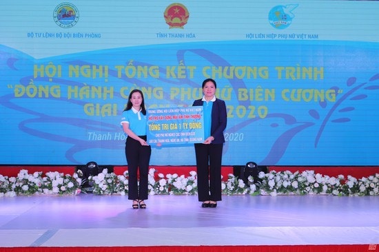 Đại diện lãnh đạo Hội LHPN tỉnh Thanh Hóa tiếp nhận hỗ trợ của Trung ương Hội LHPN Việt Nam xây dựng mái ấm tình thương cho phụ nữ nghèo khu vực biên giới.