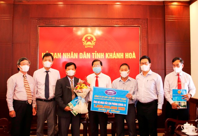 Các doanh nghiệp ủng hộ mua vắc-xin phòng Covid-19 tại Khánh Hòa.
