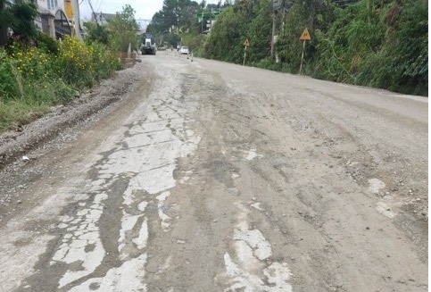 Nhà thầu thi công dùng vật liệu “dỏm” để “đắp” Quốc lộ 20 trên đèo Mimosa