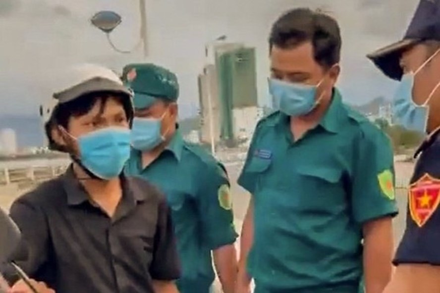 Anh Trần Văn Em (áo đen) lúc bị ông Trần Lê Hữu Thọ, Phó chủ tịch UBND phường Vĩnh Thọ và các lực lượng của phường này chặn xe, nói 