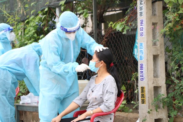 Ninh Thuận đang đẩy mạnh lấy mẫu xét nghiệm, tiêm vắc-xin cho người dân. Ảnh: Duy Quang