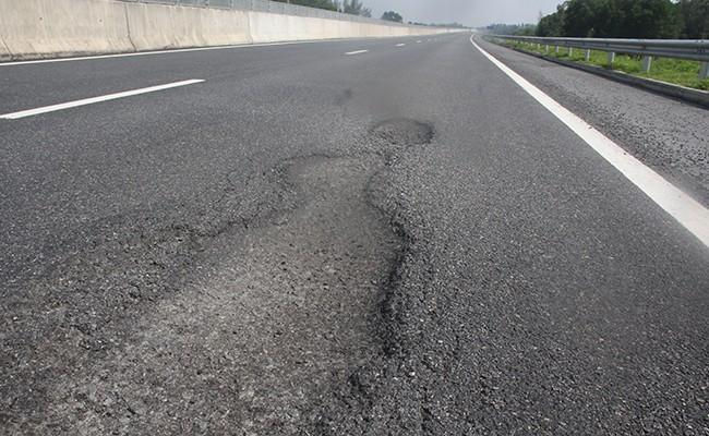 Hình ảnh đường cao tốc Đà Nẵng - Quảng Ngãi thời điểm sau thi công, bị hư hỏng. 