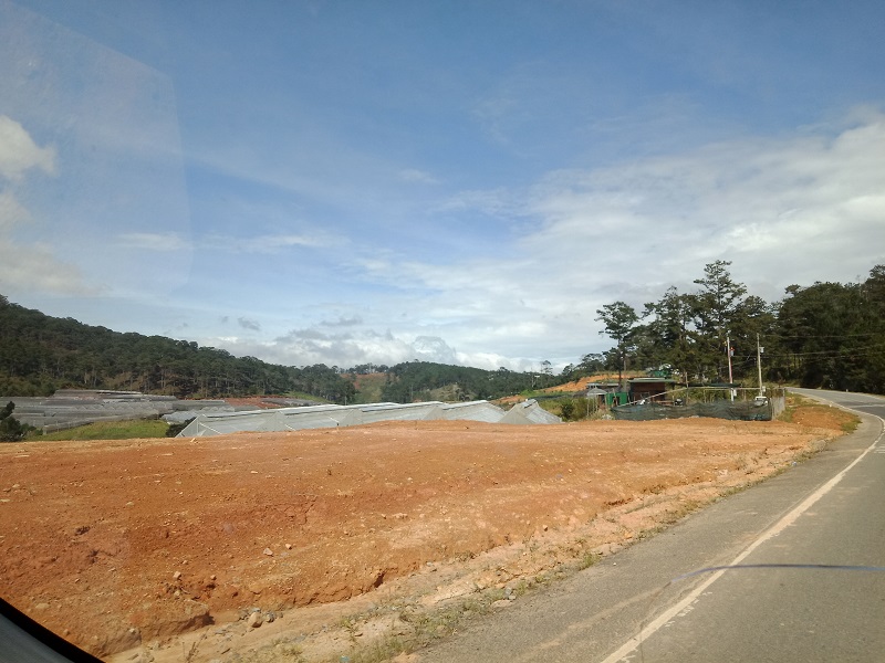San gạt đất đai làm biến đổi địa hình là hoạt động khá phổ biến tại Lâm Đồng. Ảnh: Linh Đan