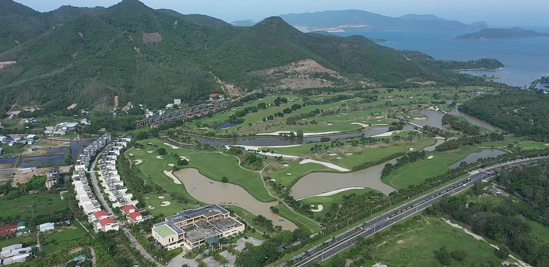 Sân golf bên trong Dự án Khu du lịch và giải trí Sông Lô, xã Phước Đồng, Nha Trang, Khánh Hòa. Ảnh: Nhiệt Băng