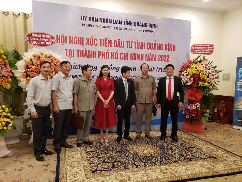 Các đại biểu kahcsh mời chụp ảnh lưu niệm truowcs giờ diễn ra Hội ngị xúc tiến đầu tư tỉnh Quảng Bình năm 2022.