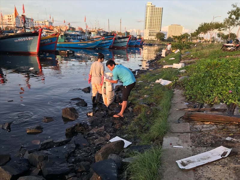 Ô nhiễm nước thải, rác thải nghiêm trọng ở Âu thuyền Thọ Quang (Đà Nẵng) đã tồn tại nhiều năm qua. Ảnh: N.T