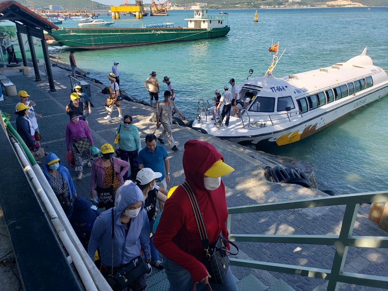 Du khách đến với Nha Trang, tỉnh Khánh hòa