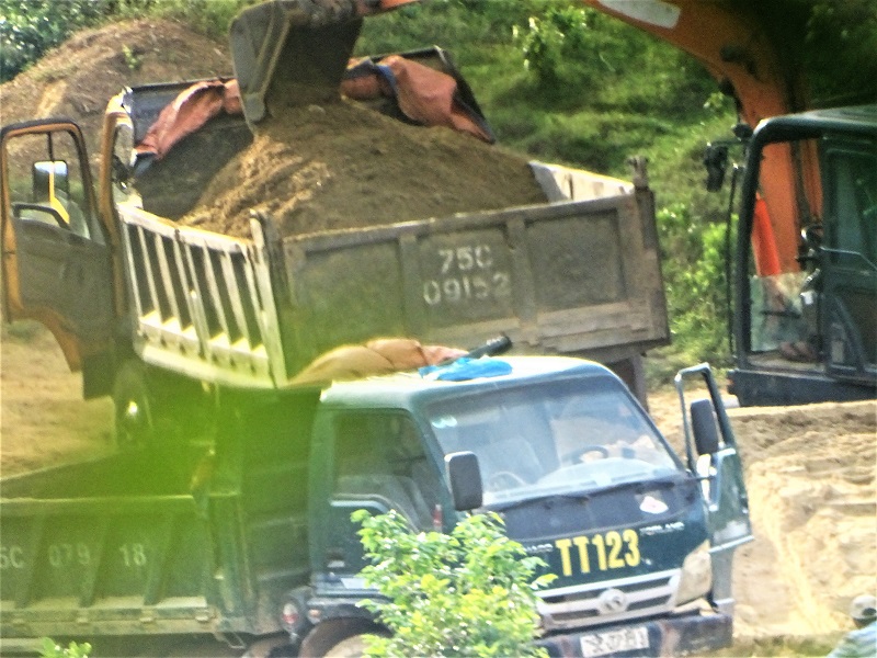 “Đại công trường” khai thác cát sỏi trái phép ở đầu nguồn sông Nong với các phương tiện mang đặc hiệu “TT123” do ông Nguyễn Hữu Thành Tâm và bà Nguyễn Thị Huệ (mẹ ông Tâm) làm chủ (Ảnh chụp ngày 8/5/2023) - Ảnh: Lê Nguyễn