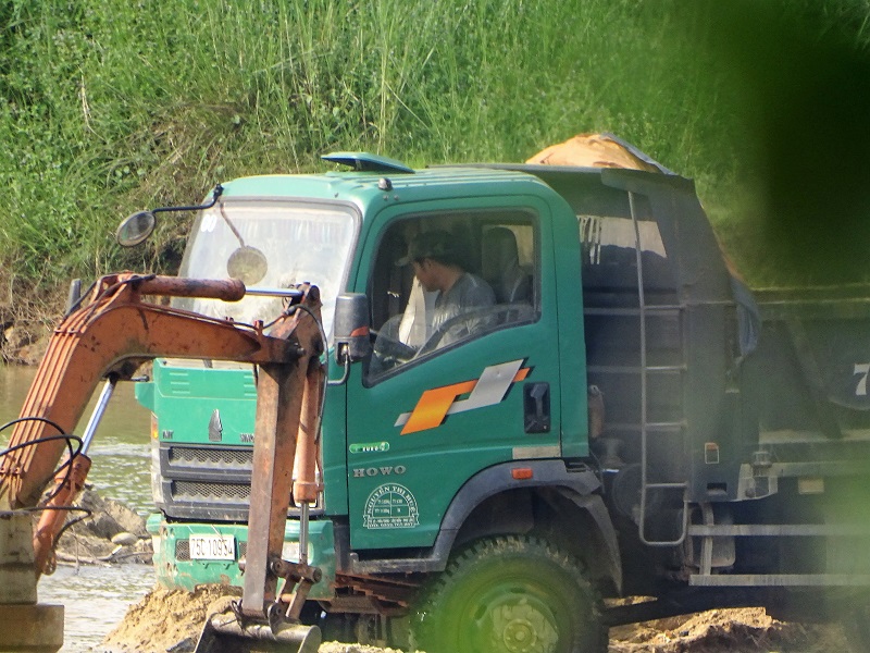 Phương tiện mang tên chủ xe là bà Nguyễn Thị Huệ (mẹ ông Nguyễn Hữu Thành Tâm) vận chuyển cát sỏi lậu trên sông Nong - Ảnh: Lê Nguyễn
