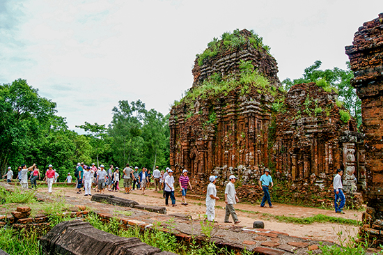 Di sản Văn hóa Thế giới Mỹ Sơn (địa chỉ thôn Mỹ Sơn, xã Duy Phú, huyện Duy Xuyên) đạt chứng nhận 3/3 Lá Sâm Ngọc Linh dành cho hạng mục Điểm tham quan.