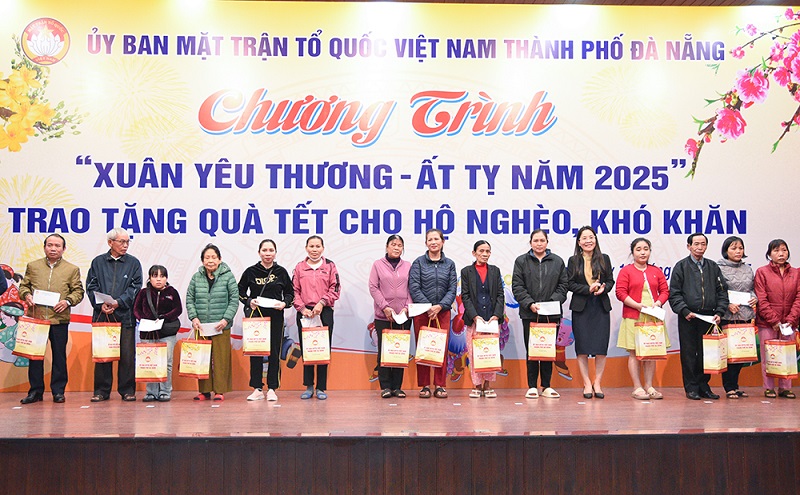 trao 20.346 suất quà cho các hộ nghèo, cận nghèo, có hoàn cảnh đặc biệt khó khăn, có hoàn cảnh khó khăn đột xuất, các hộ là nạn nhân chất độc da cam, khuyết tật, hộ chính sách, hộ người già neo đơn.